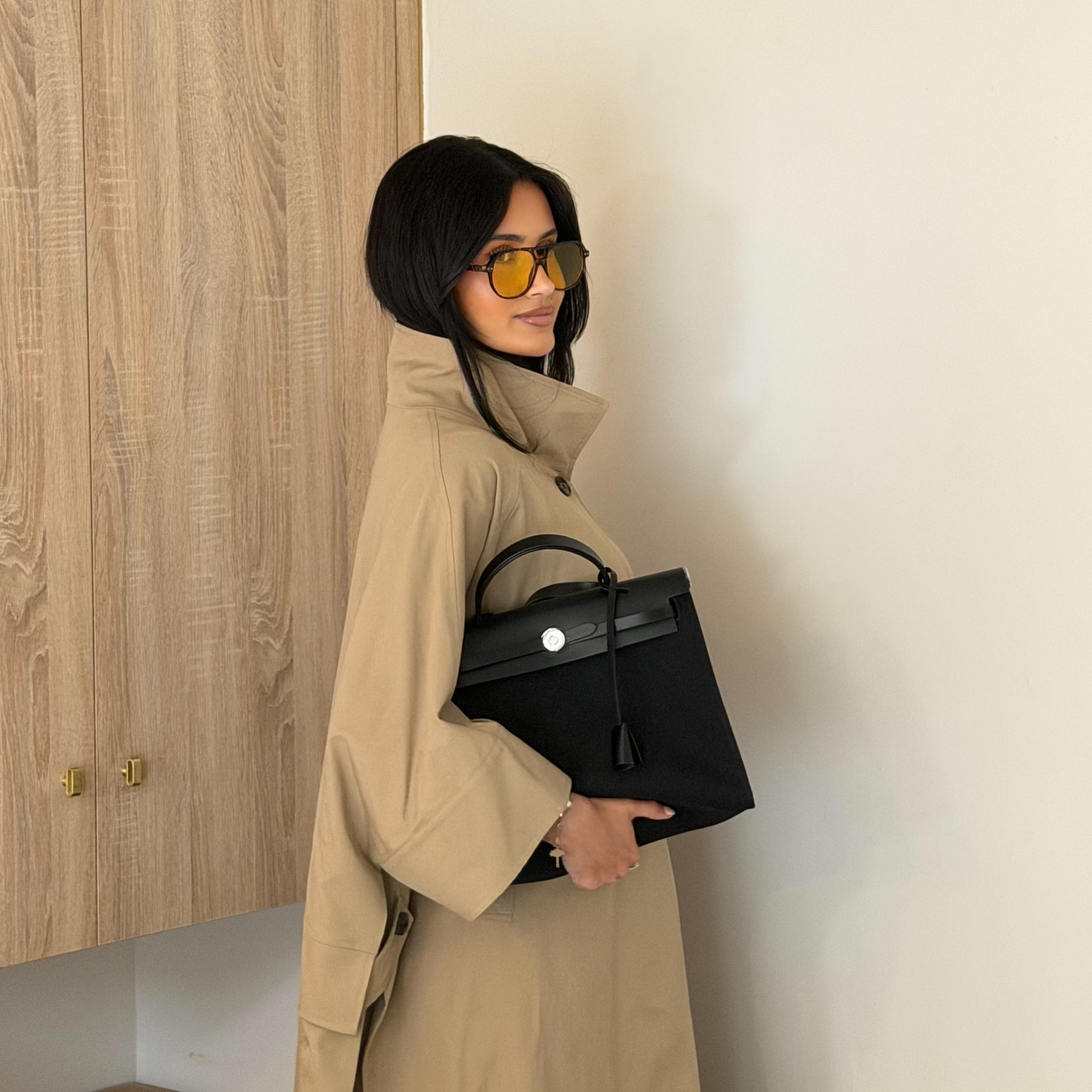Femme portant le sac SIENA noir en cuir – Lilya Studio