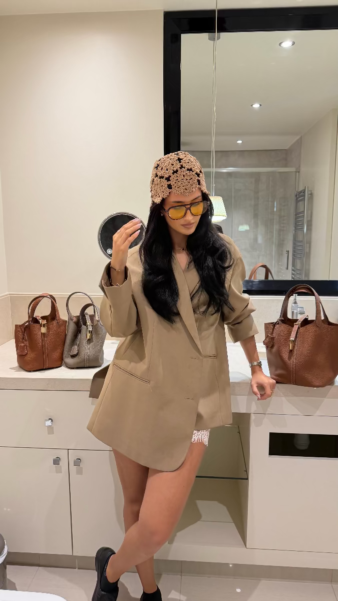 Femme portant le sac CAPRI camel en cuir – Lilya Studio