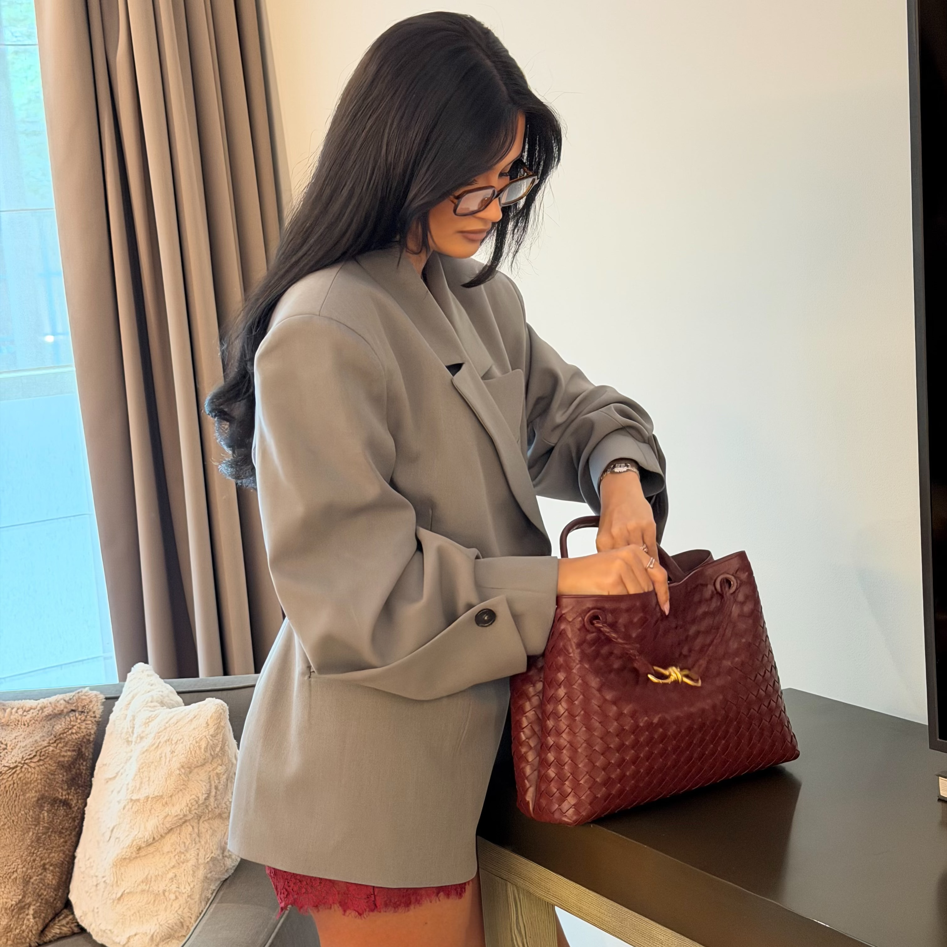 Femme portant le sac COMO bordeaux en cuir – Lilya Studio
