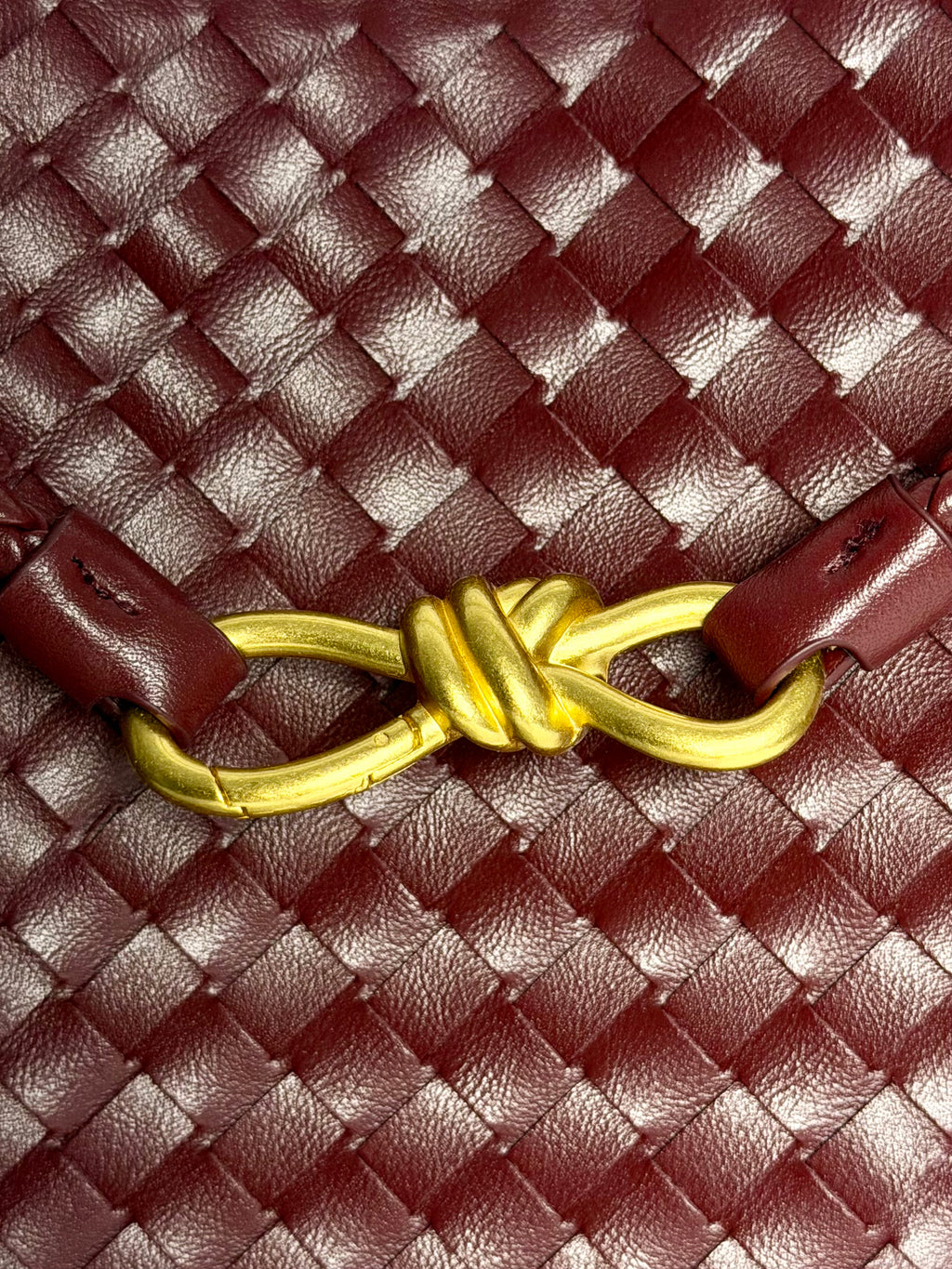 Détail cuir véritable et finitions du sac COMO bordeaux – Lilya Studio