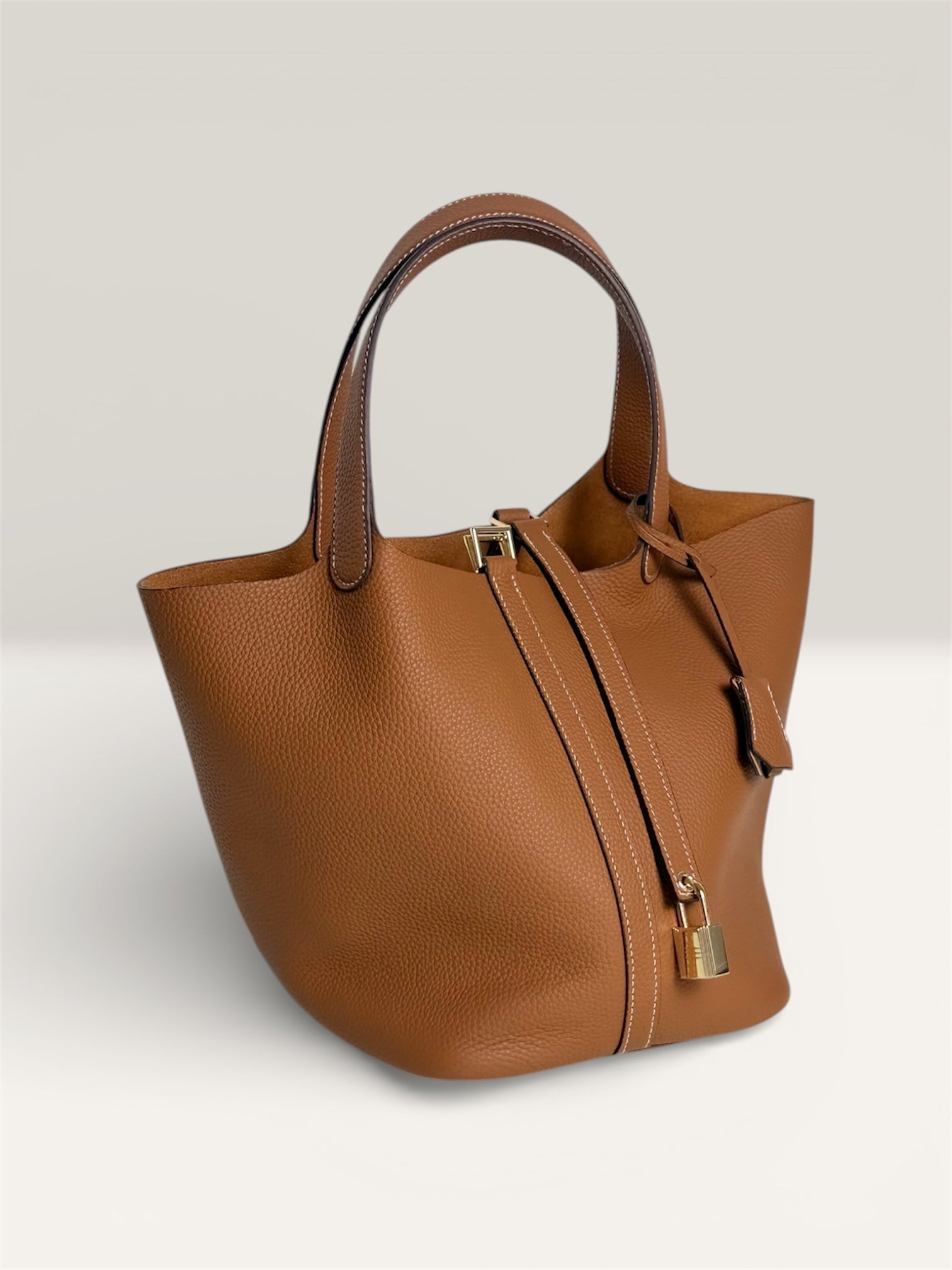 Détail cuir véritable et finitions du sac CAPRI camel – Lilya Studio