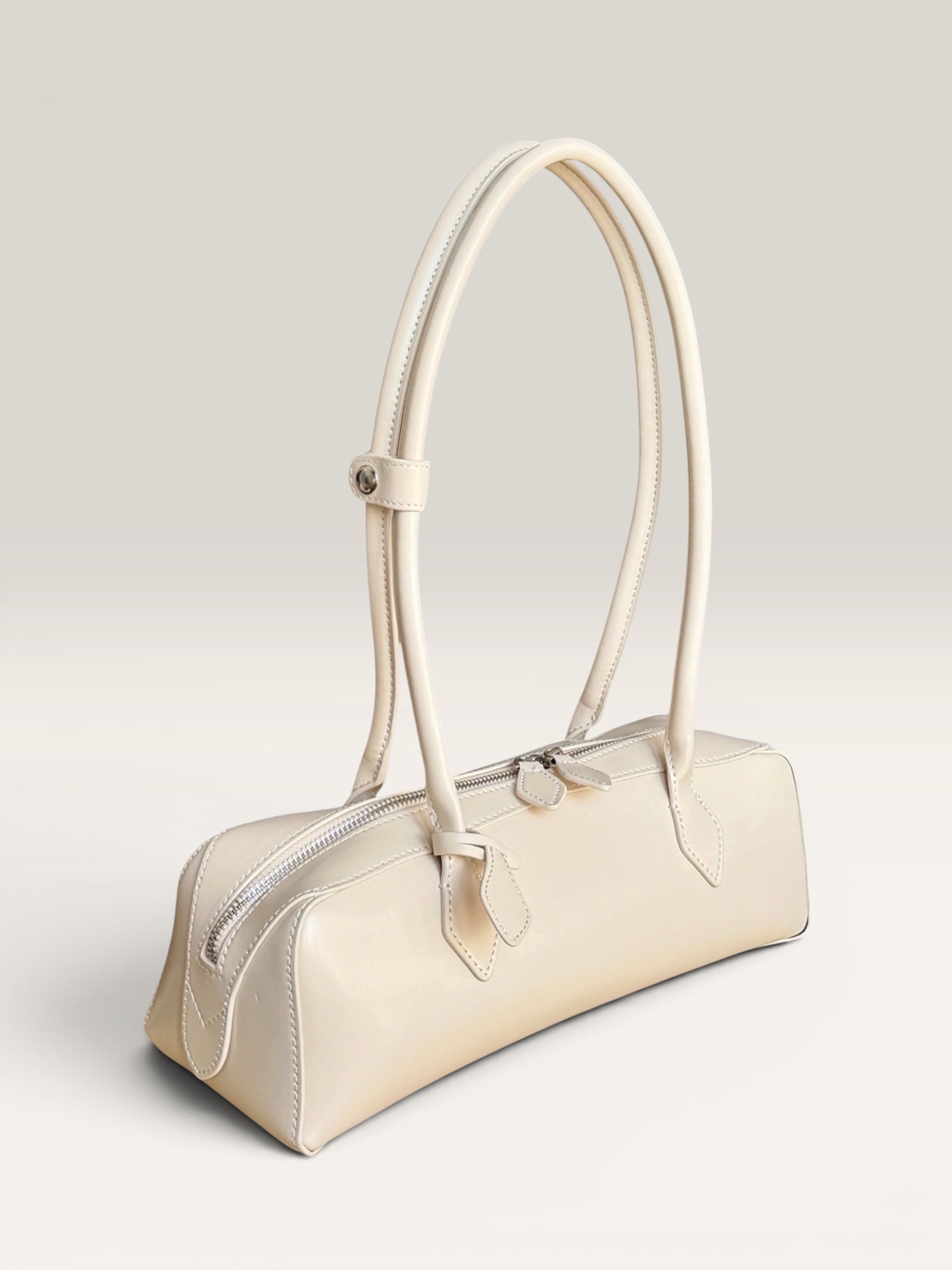 Détail cuir véritable et finitions du sac MAÏA crème – Lilya Studio