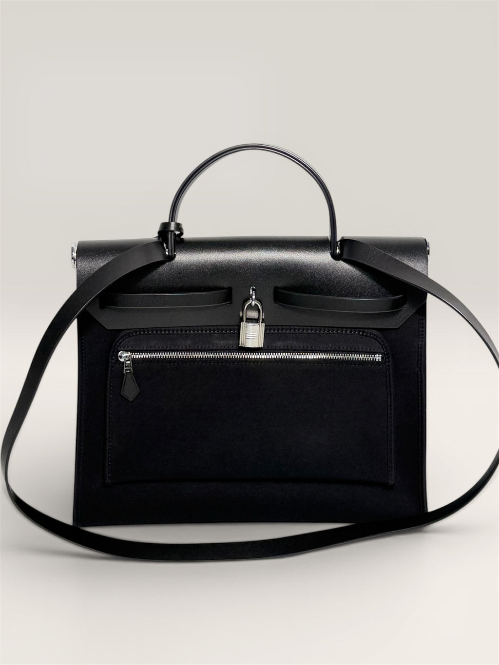 Détail cuir véritable et finitions du sac SIENA noir – Lilya Studio