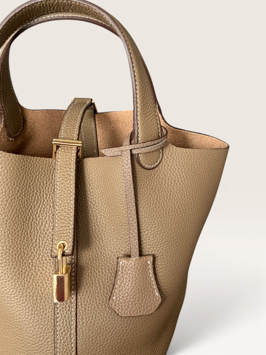 Détail cuir véritable et finitions du sac CAPRI kaki – Lilya Studio